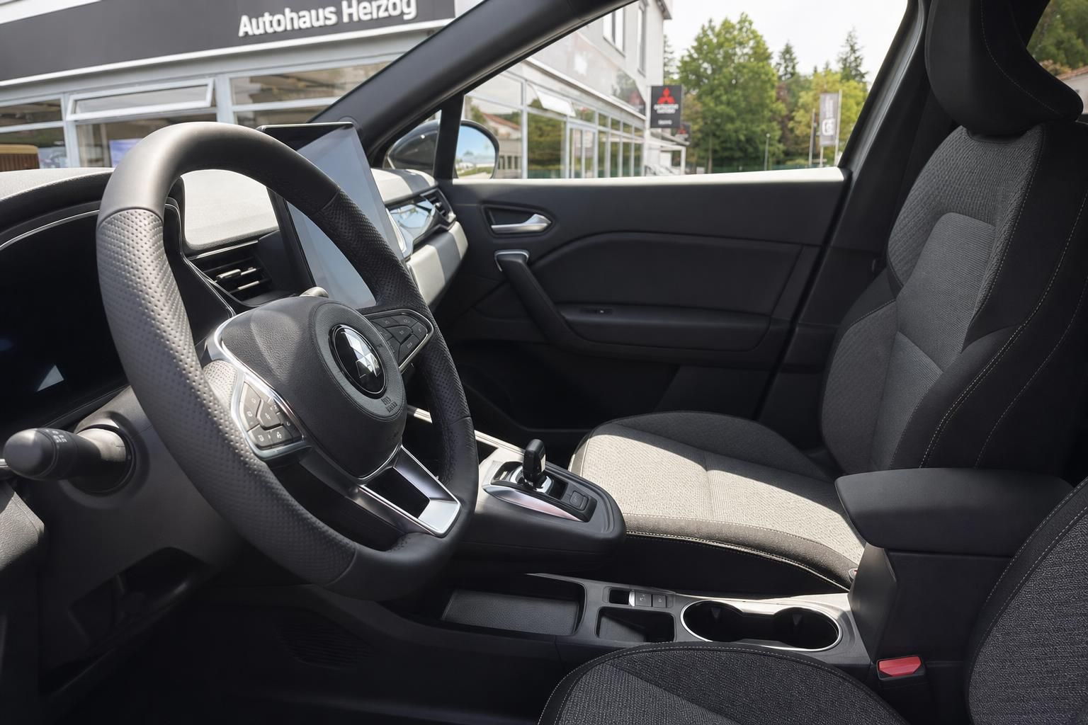 Mitsubishi ASX Innenraum Fahrersitz Lenkrad Mittelkonsole und Beifahrersitz