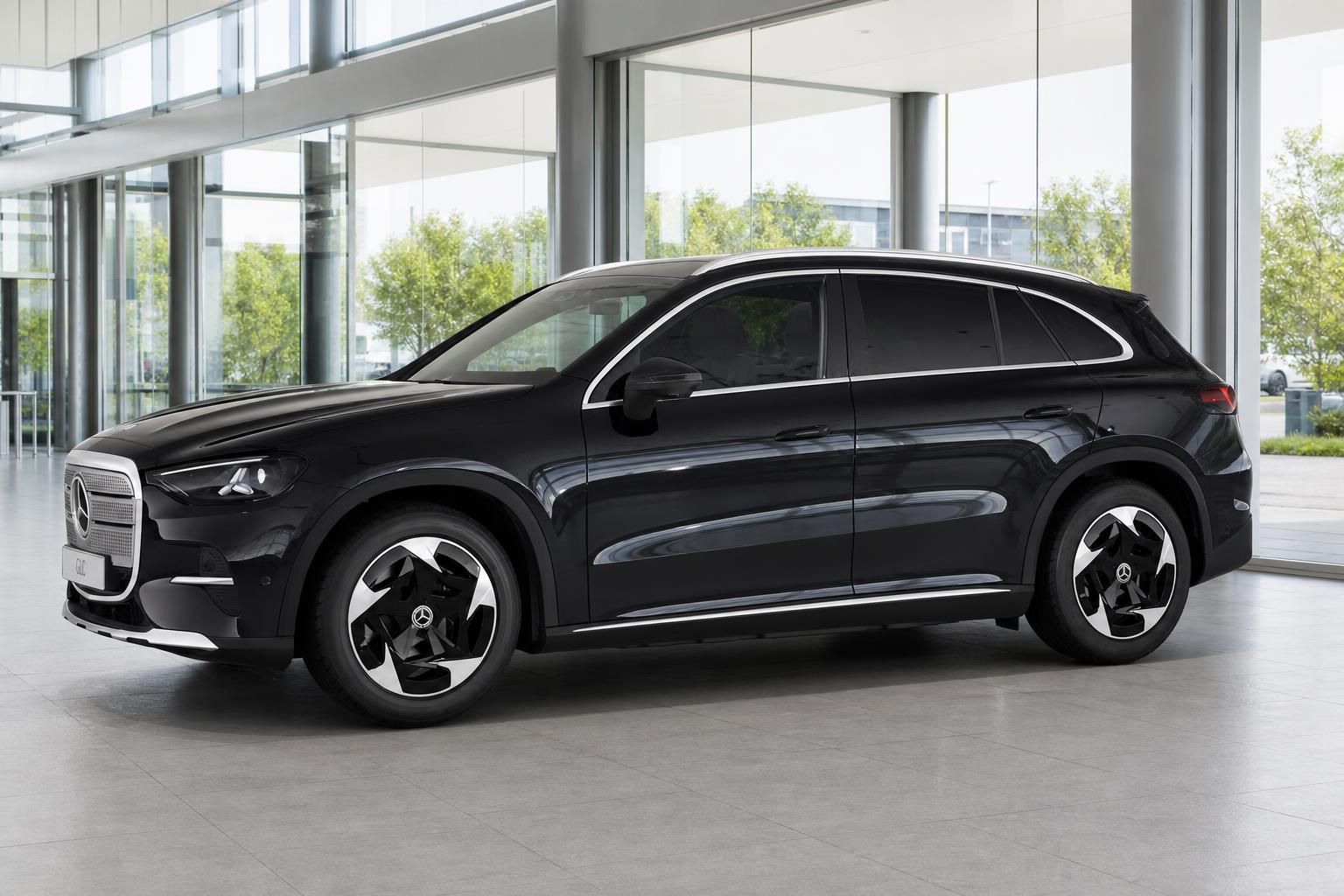 Mercedes-Benz GLC Seitenansicht in Schwarz im modernen Autohaus
