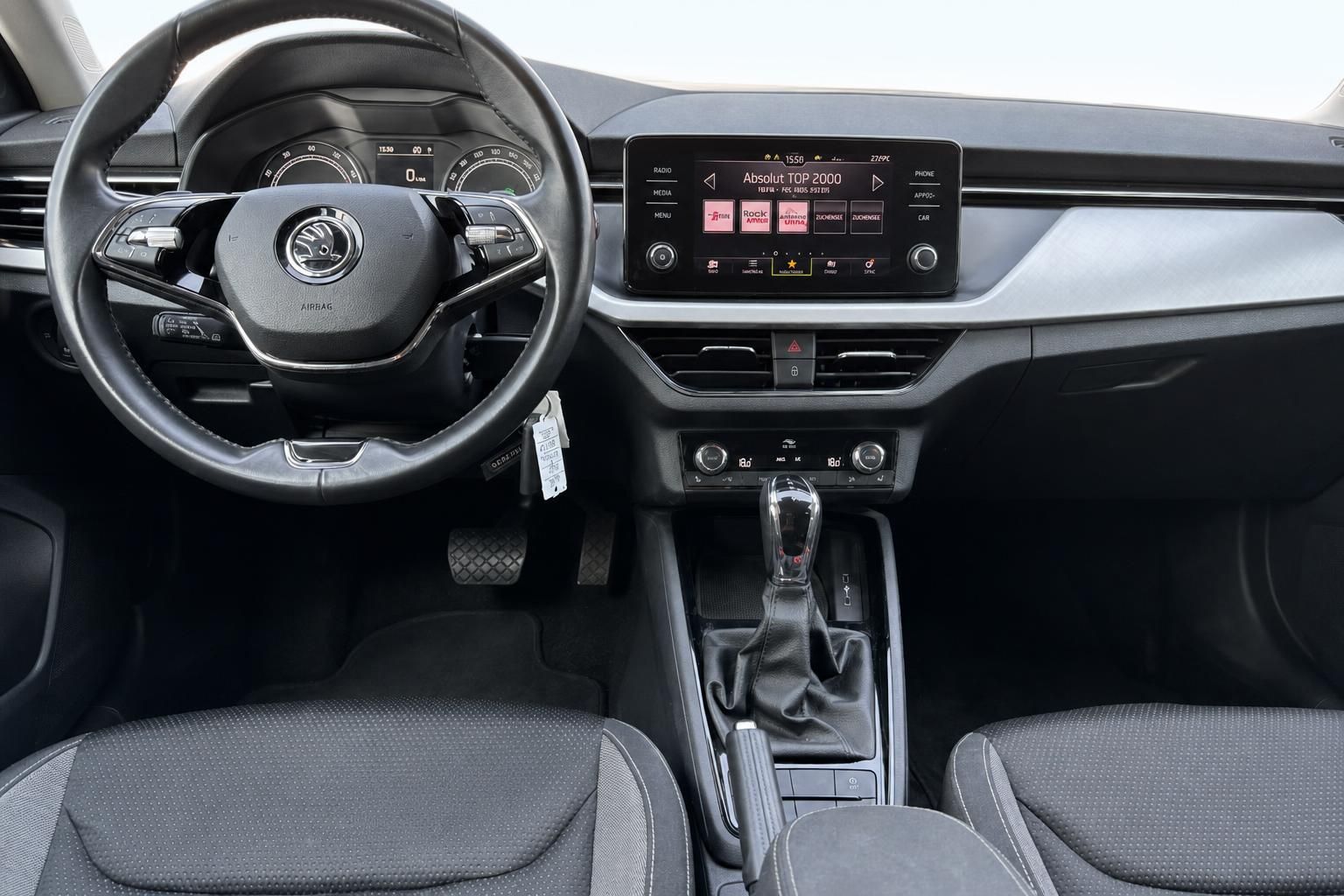 Skoda Fahrzeug Cockpit mit Lenkrad, Touchscreen und Schaltknauf