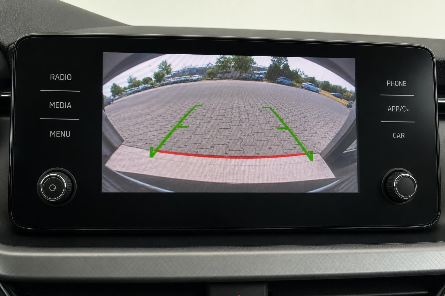 Rückfahrkamera-Display mit Einparkhilfe im Fahrzeug-Infotainment