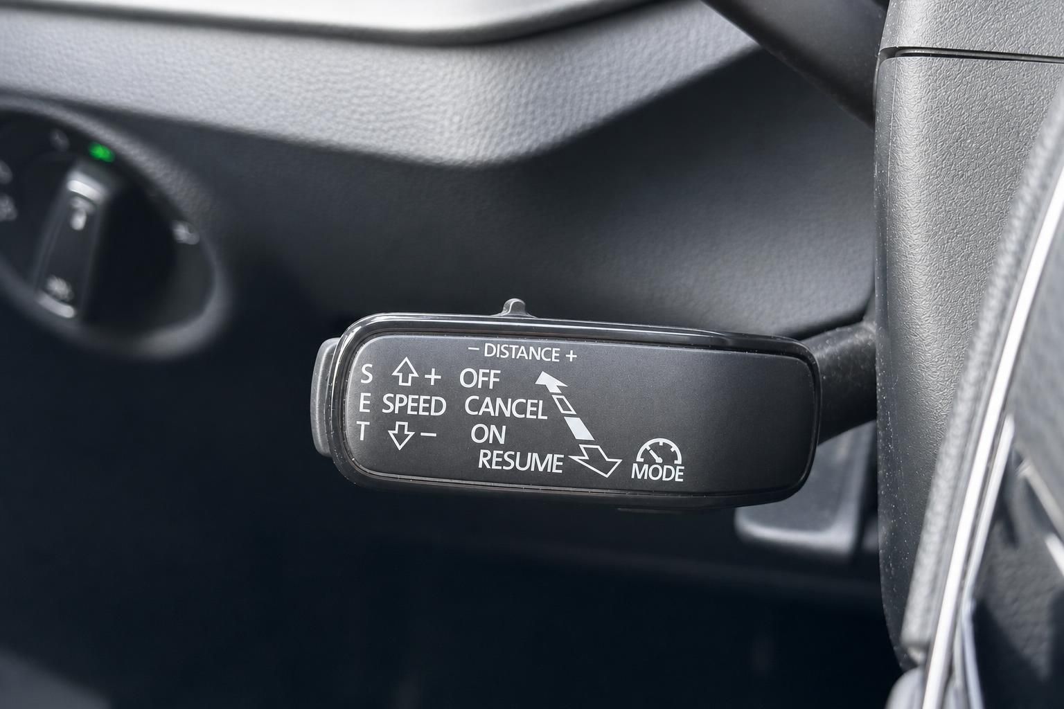 Tempomat-Hebel mit Distance- und Speed-Einstellung am Lenkrad
