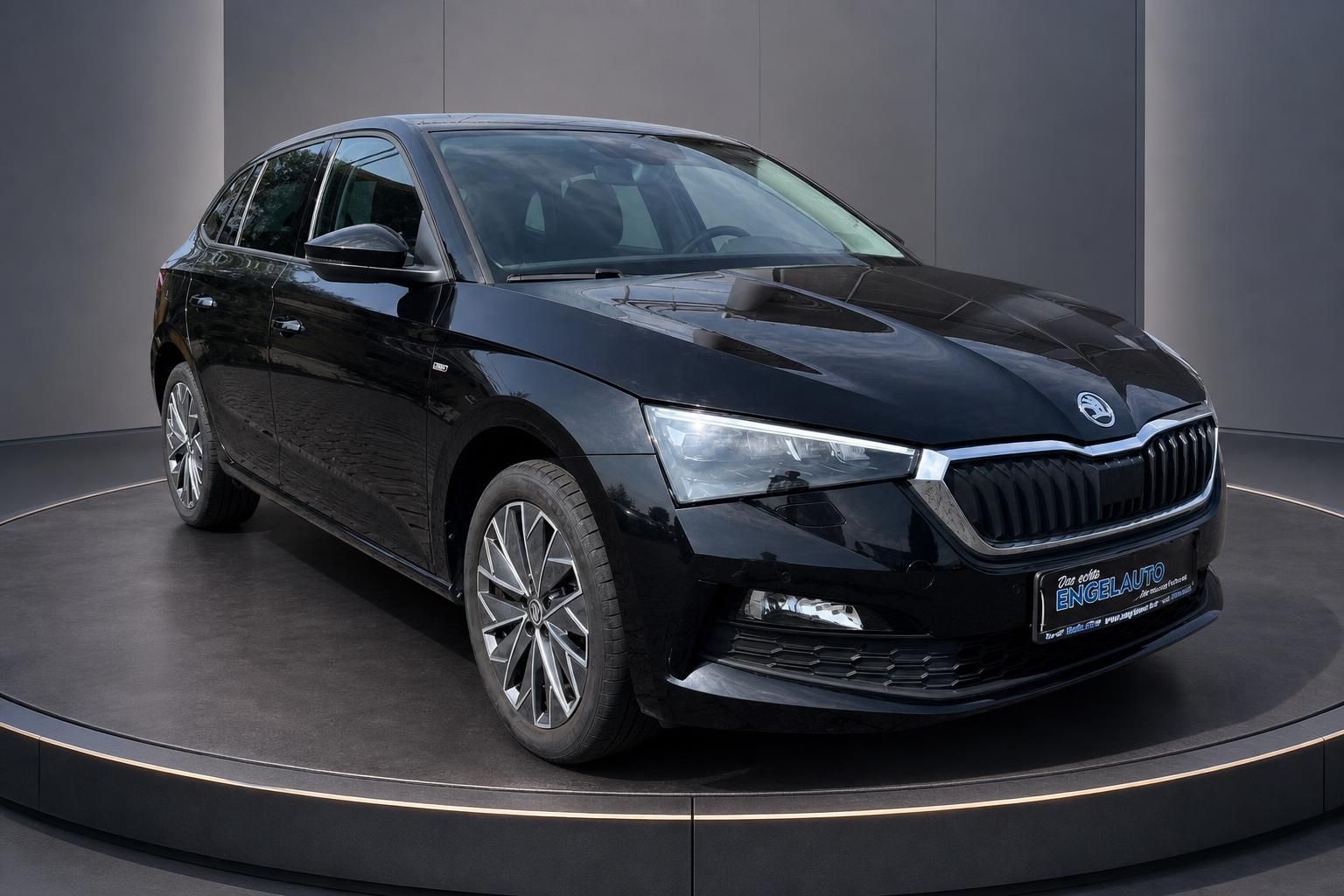 Skoda Scala schwarz Frontansicht schraeg im Autohaus