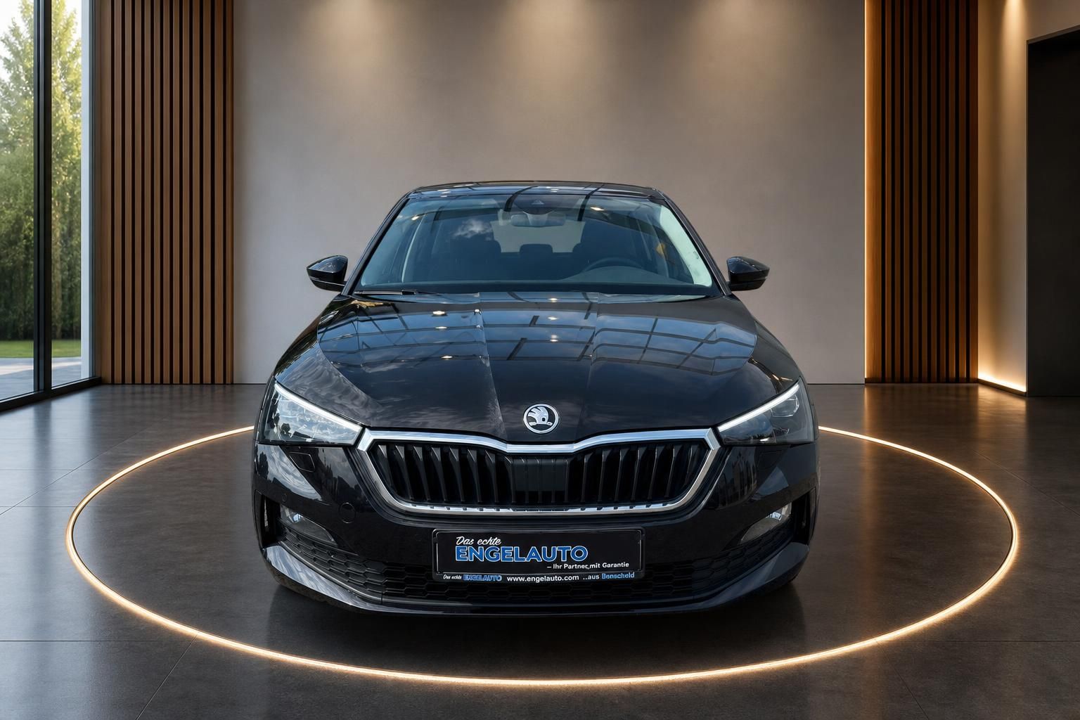 Skoda Scala schwarz Frontansicht in Showroom-Ausstellung