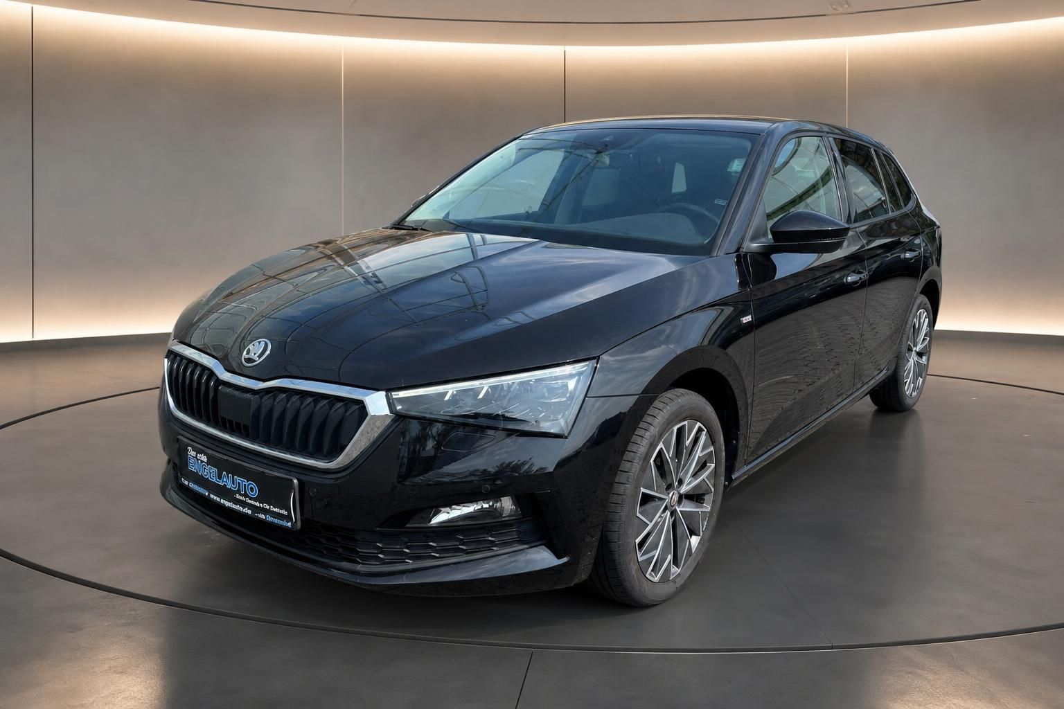Skoda Scala schwarz Seitenansicht vorne auf Drehteller