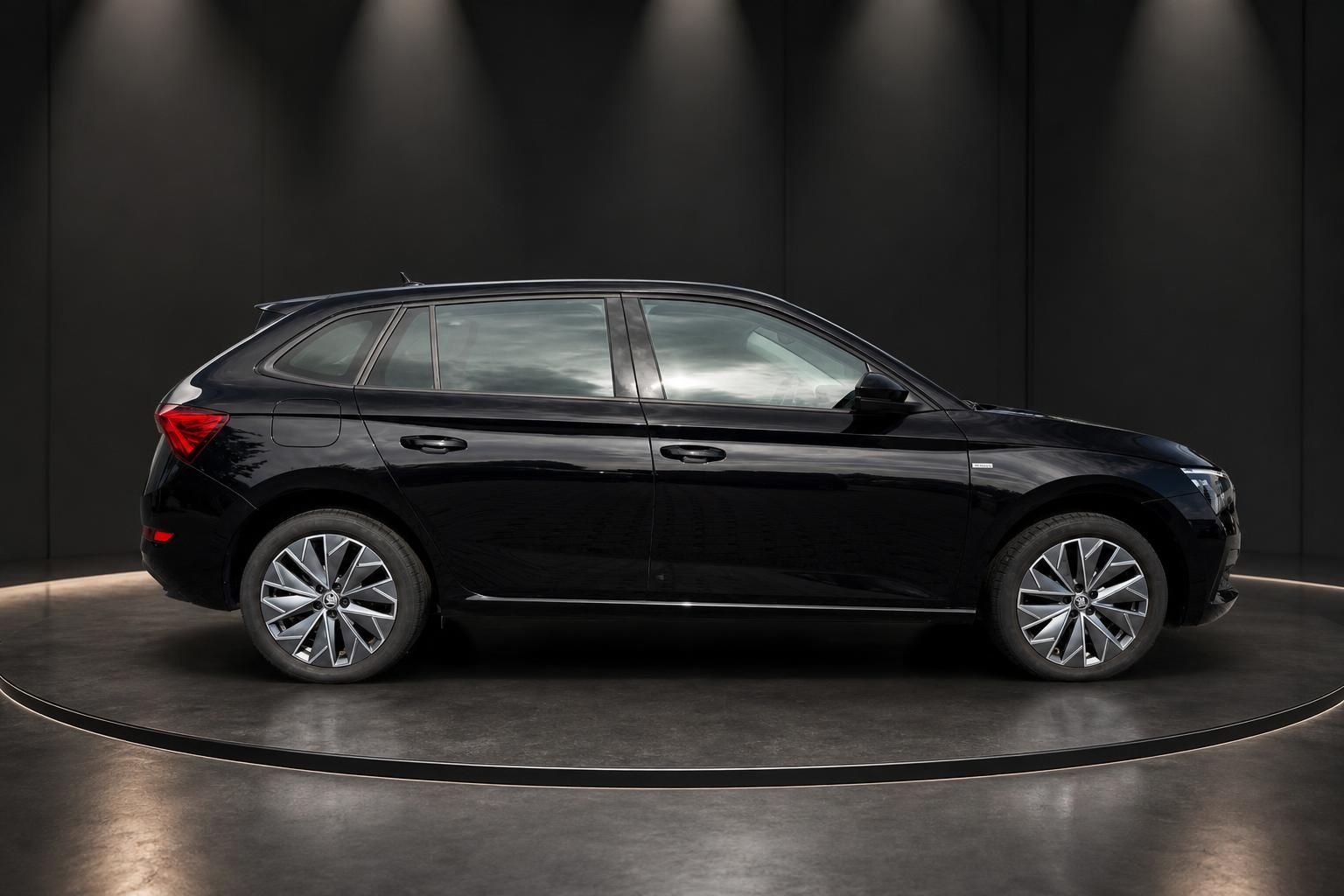 Skoda Scala schwarz Seitenansicht im Studio fotografiert