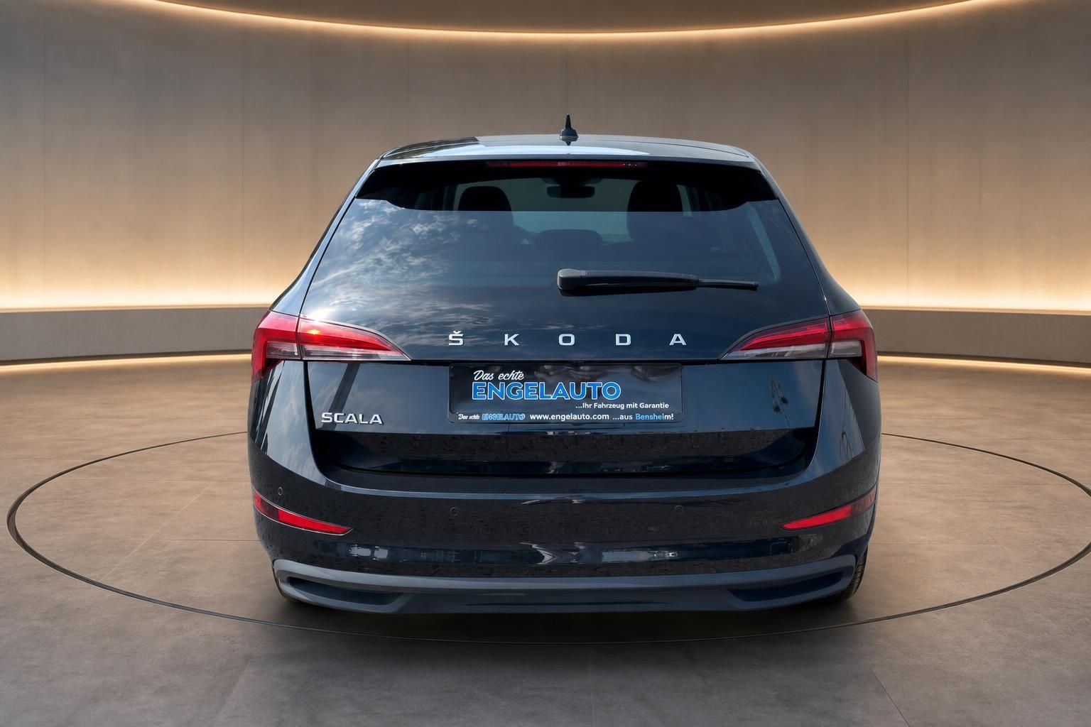 Skoda Scala schwarz Heckansicht mit Kennzeichenhalter Engelauto