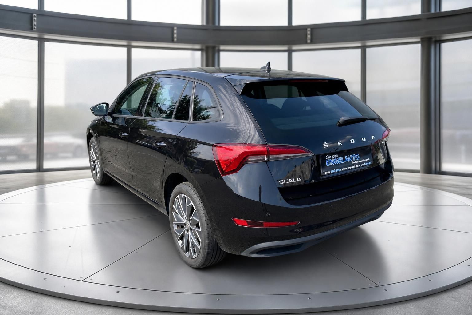 Skoda Scala schwarz Heckansicht seitlich im Autohaus