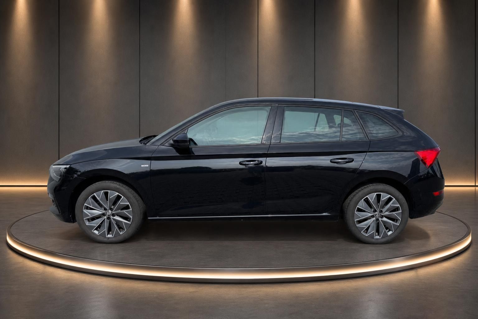 Skoda Scala schwarz Seitenansicht in modernem Showroom
