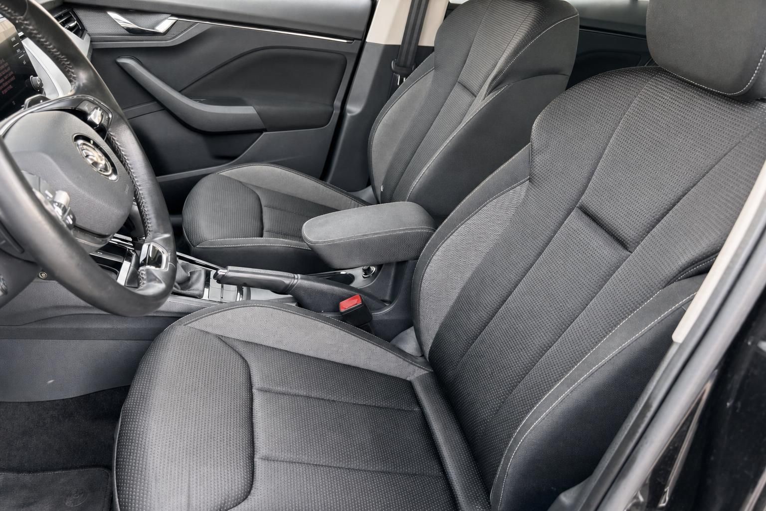 Skoda Scala Innenraum Vordersitze und Cockpit Ansicht