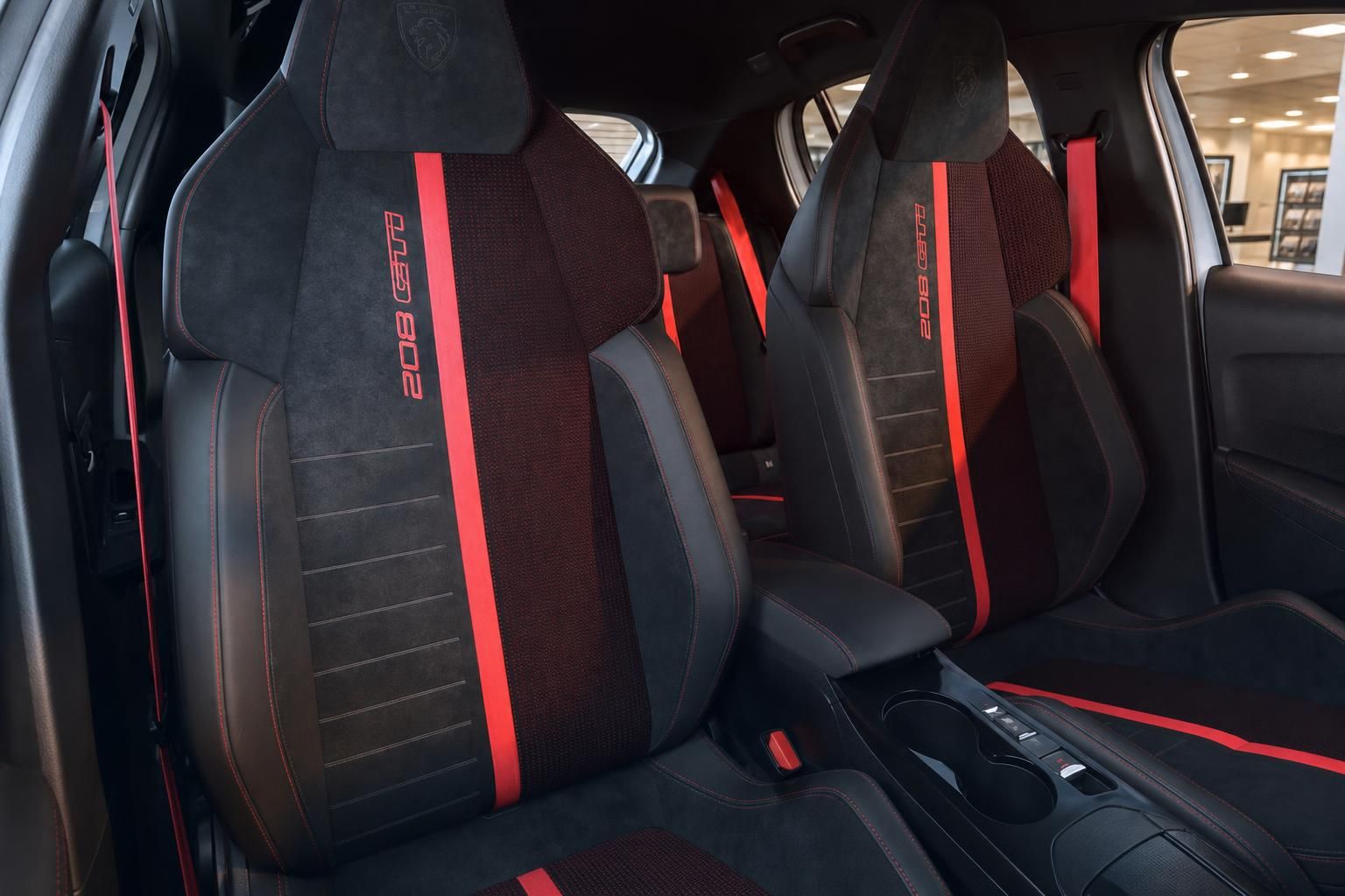 Peugeot 208 GTI Sportsitze in Schwarz-Rot mit Alcantara-Bezug