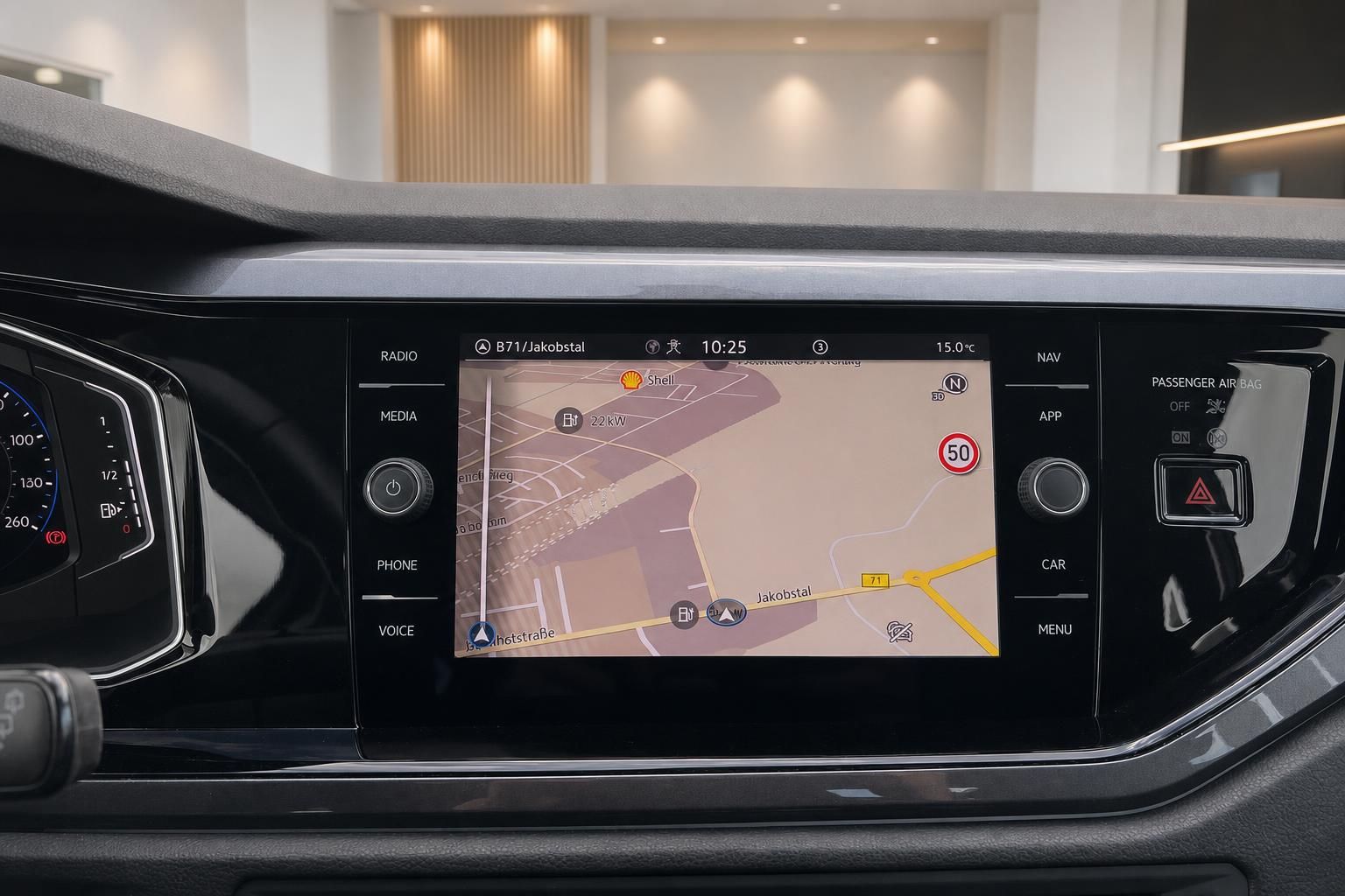 VW Navigationssystem mit Kartenansicht im Infotainment-Display