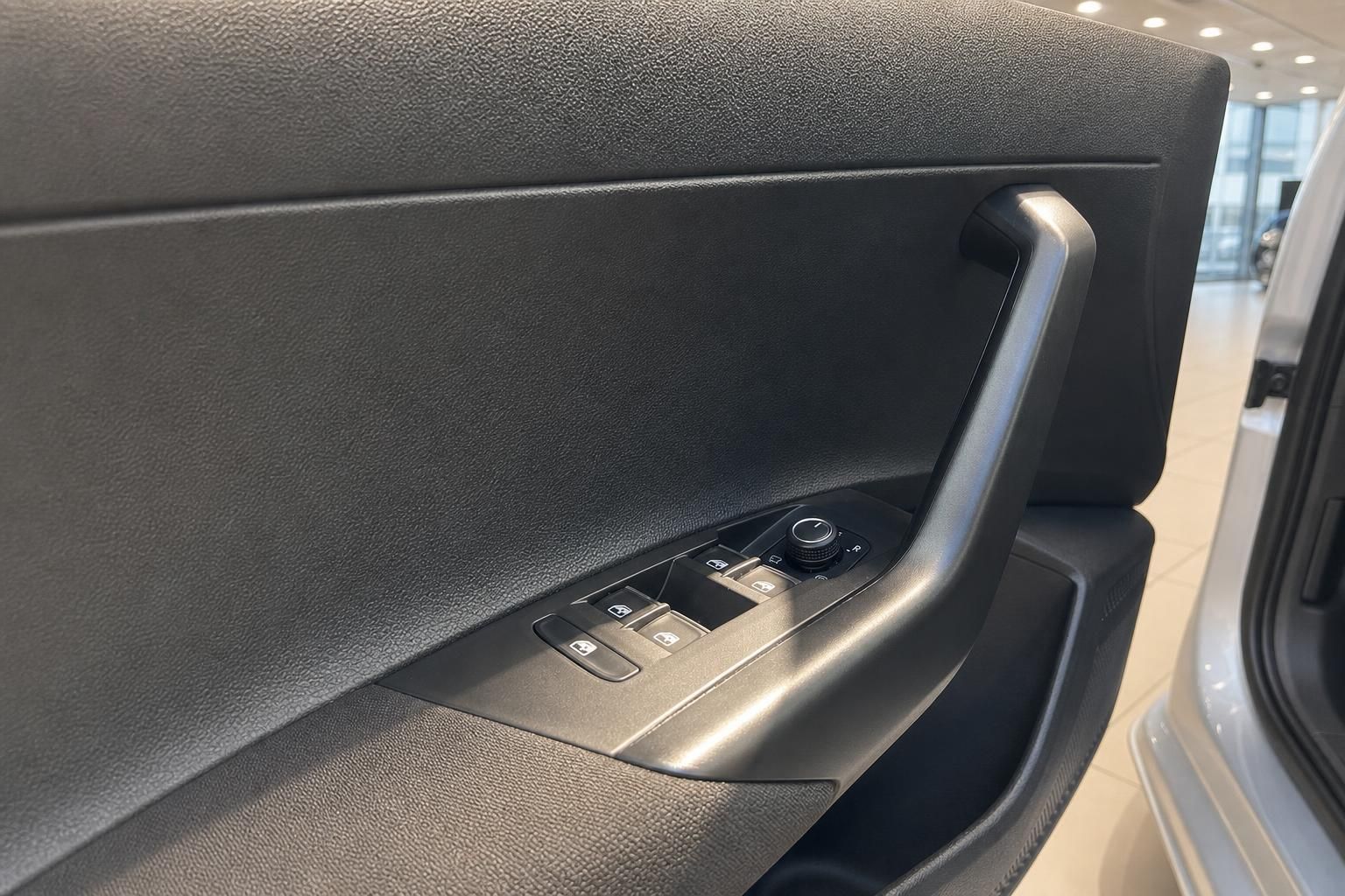 VW Türverkleidung mit Fensterheber-Bedienelementen im Detail