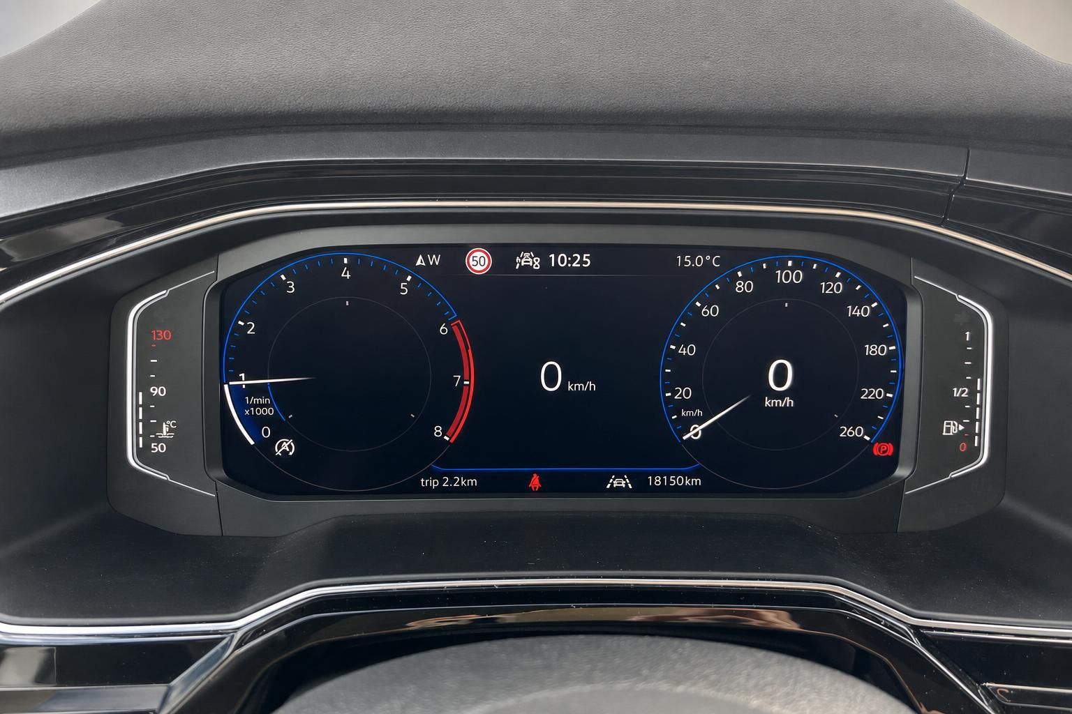 Digitales Kombiinstrument mit Tacho und Drehzahlmesser im Fahrzeugcockpit