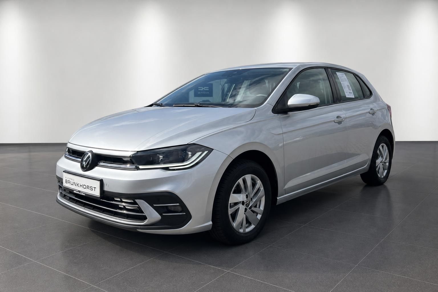 VW Polo silber Frontansicht seitlich im Autohaus Brunkhorst