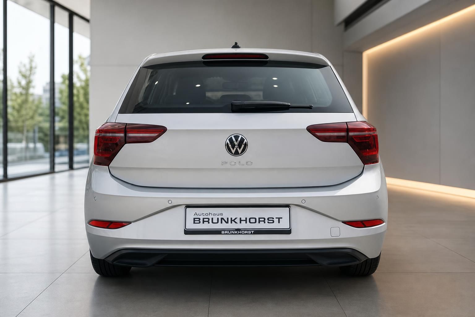 VW Polo weiß Heckansicht mit Rückleuchten im Showroom