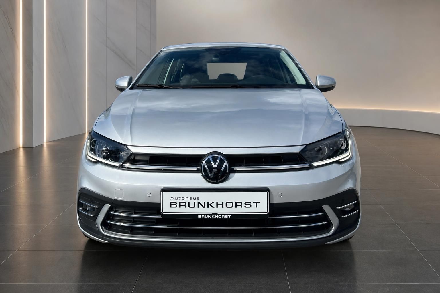 VW Polo silber Frontansicht mit Kühlergrill und LED-Scheinwerfern