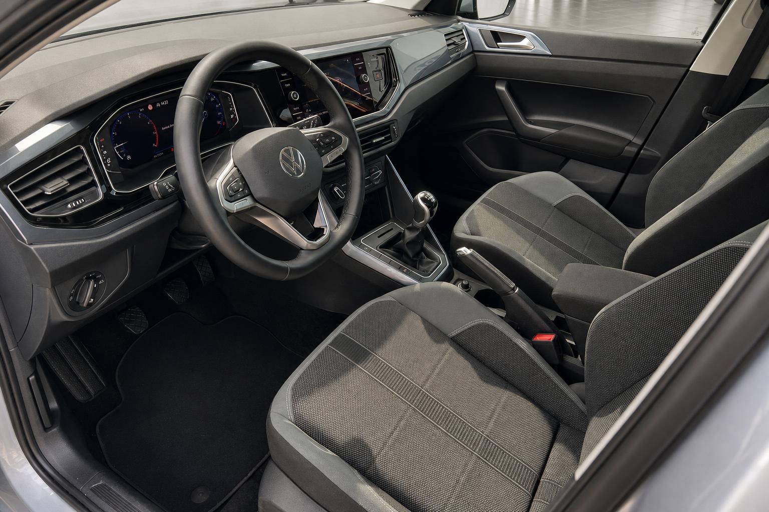 VW Innenraum Cockpit mit Lenkrad und Schaltgetriebe