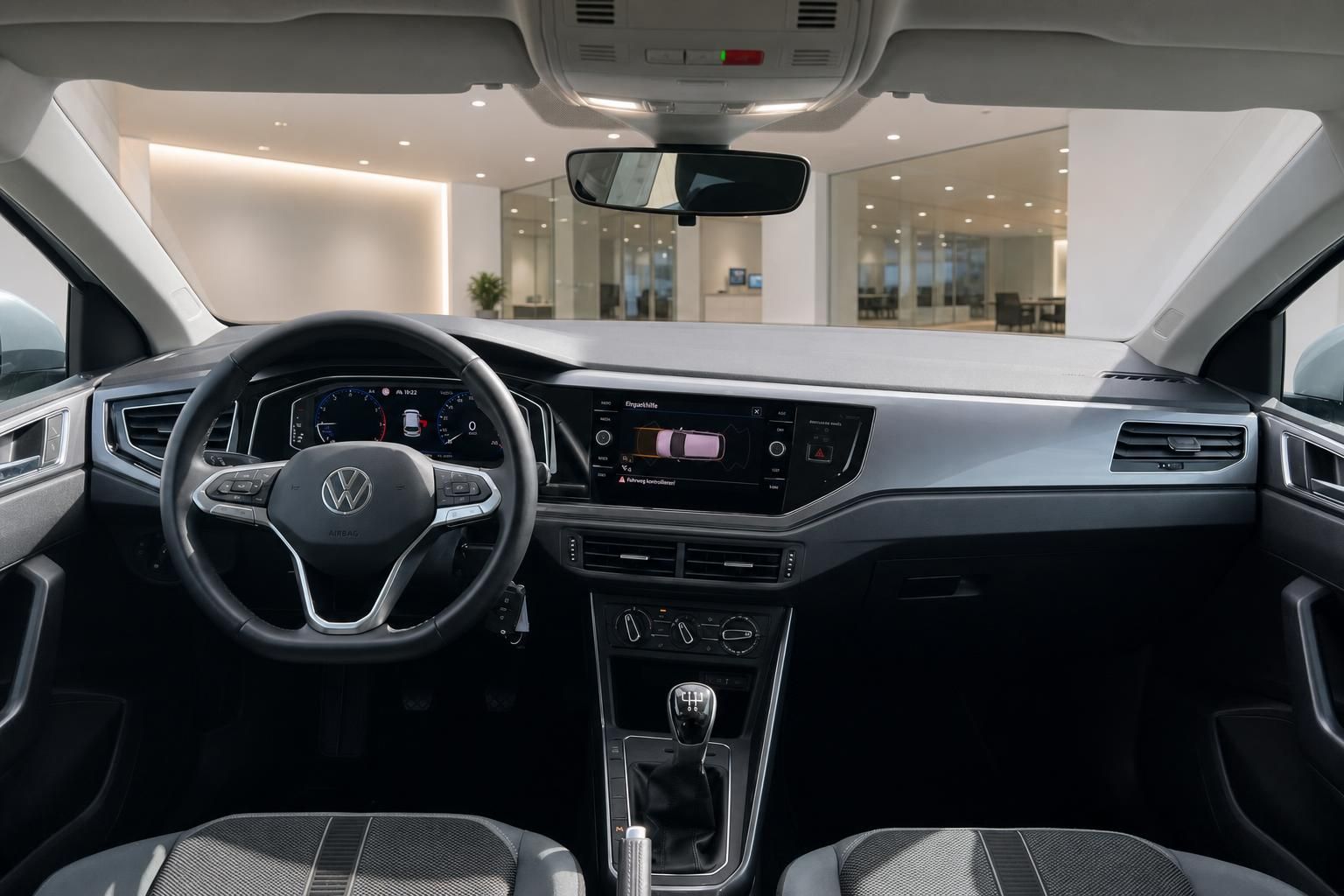 VW Cockpit Innenansicht mit Lenkrad und Touchscreen-Display