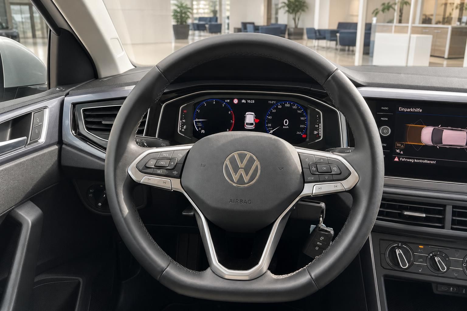 VW Lenkrad mit Multifunktionstasten und Digitalcockpit im Innenraum