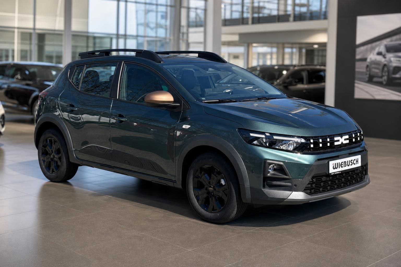 Grüner Dacia Sandero Stepway Frontansicht im Autohaus Showroom mit Wiebusch Kennzeichen