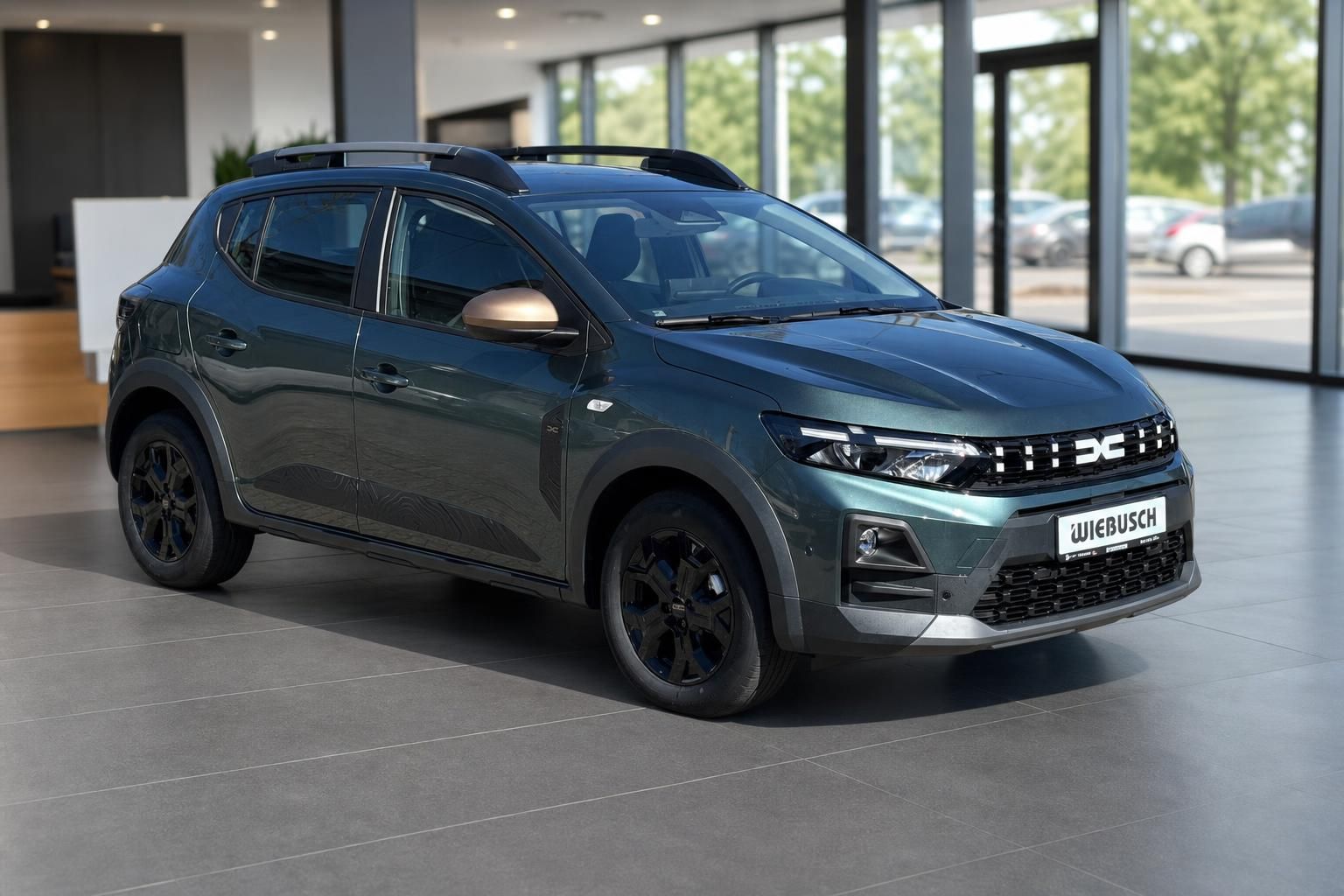 Grüner Dacia Sandero Stepway Dreiviertelansicht vorne mit Wiebusch Kennzeichen im Autohaus
