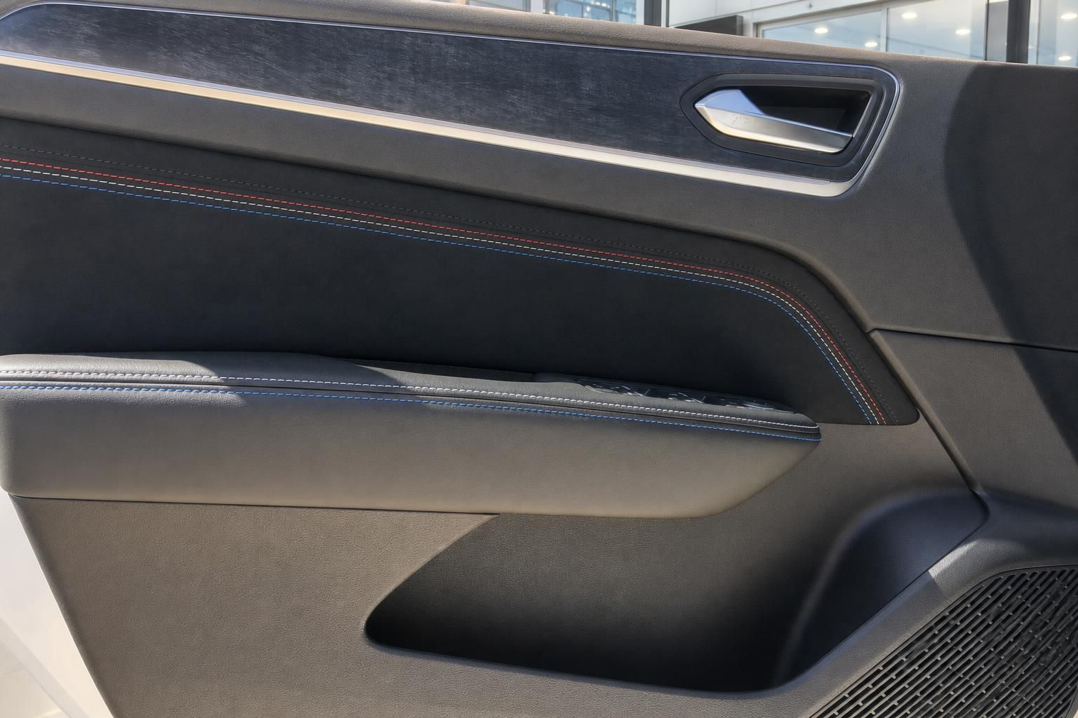 Fahrzeug Türverkleidung mit Lederausstattung und farbigen Ziernähten - edle Materialien