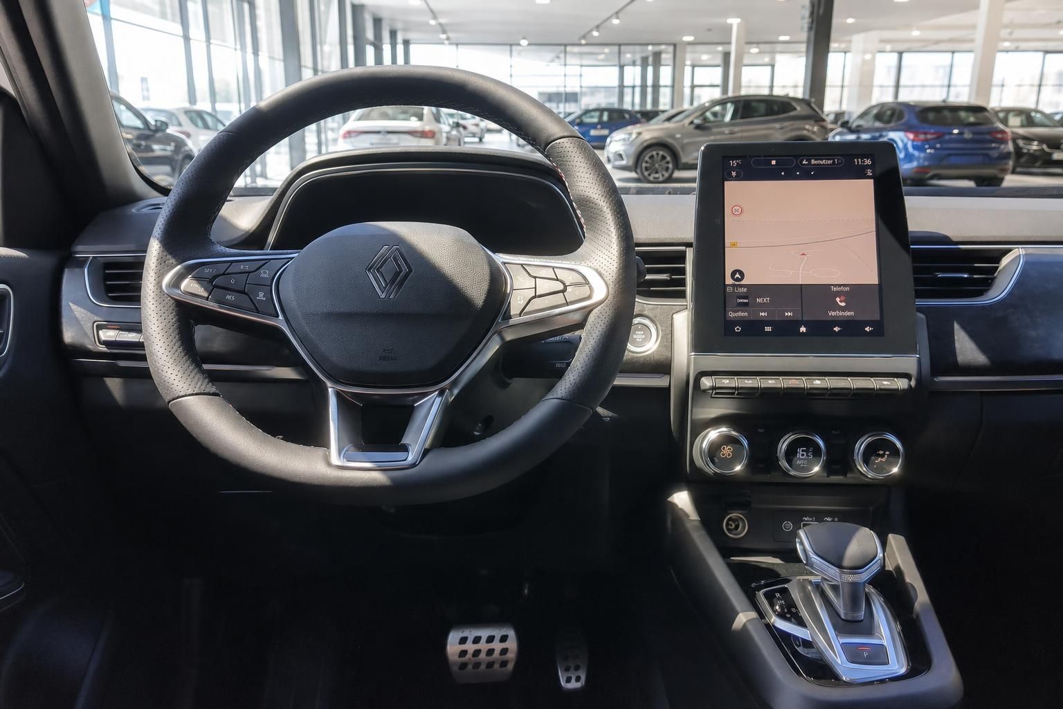 Renault Arkana Cockpit mit Lenkrad, Touchscreen-Display und Mittelkonsole