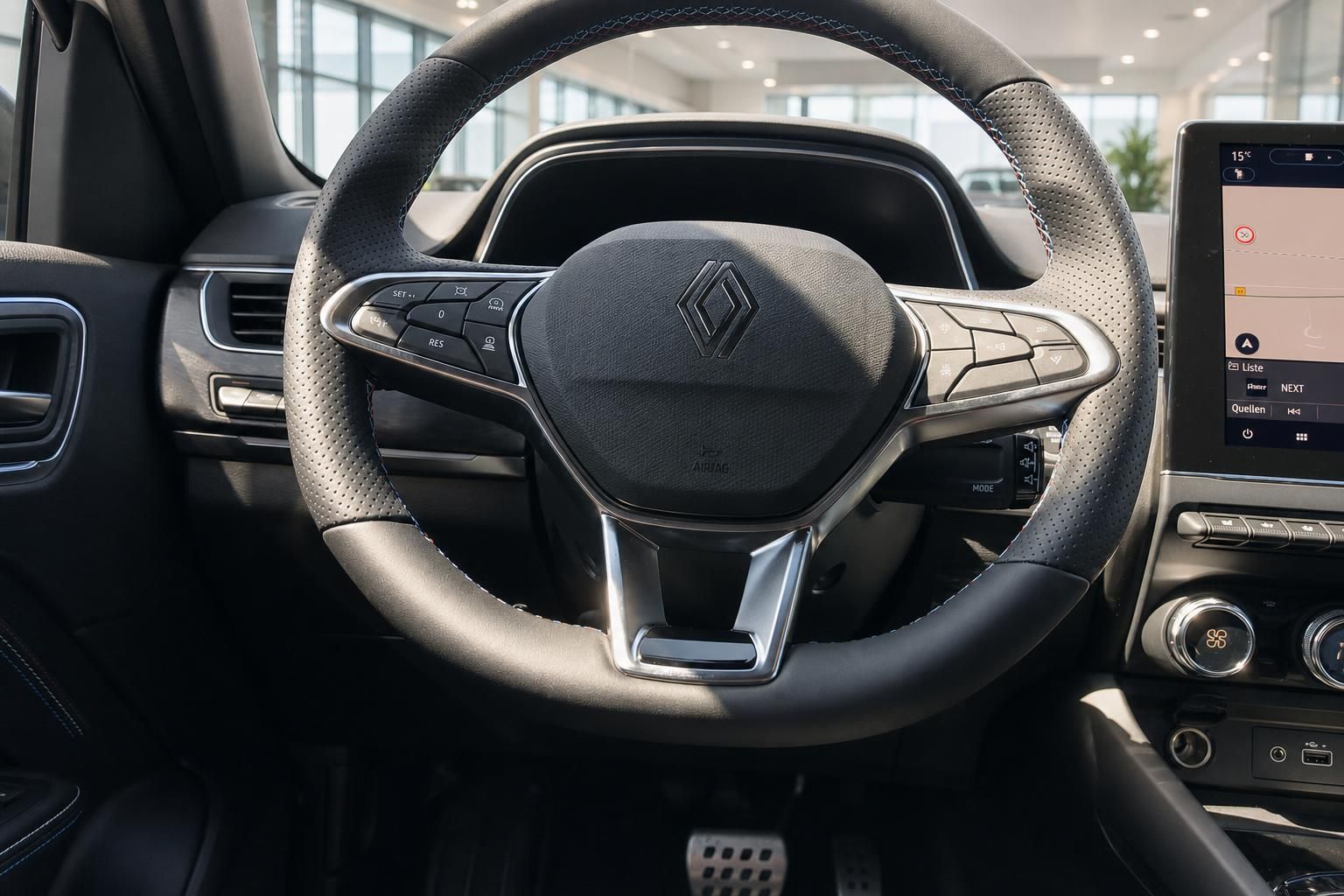Renault Cockpit mit Lenkrad und Multifunktionstasten - moderne Fahrzeuginnenausstattung