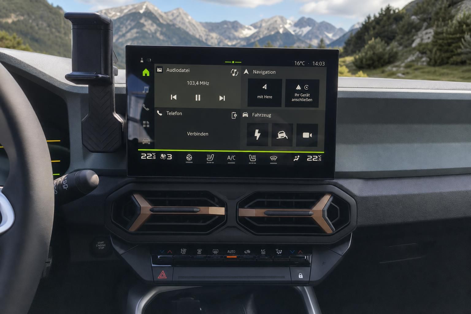 Auto Innenraum Dashboard mit Infotainment-Display und Berglandschaft im Hintergrund