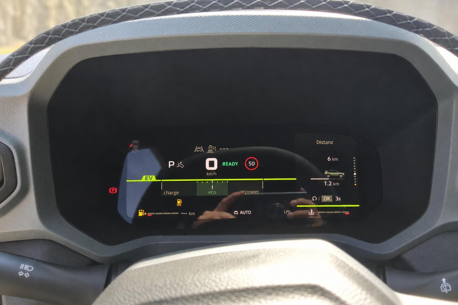Digitales Kombiinstrument mit EV-Anzeige und Navigationsinformationen - modernes Cockpit Display