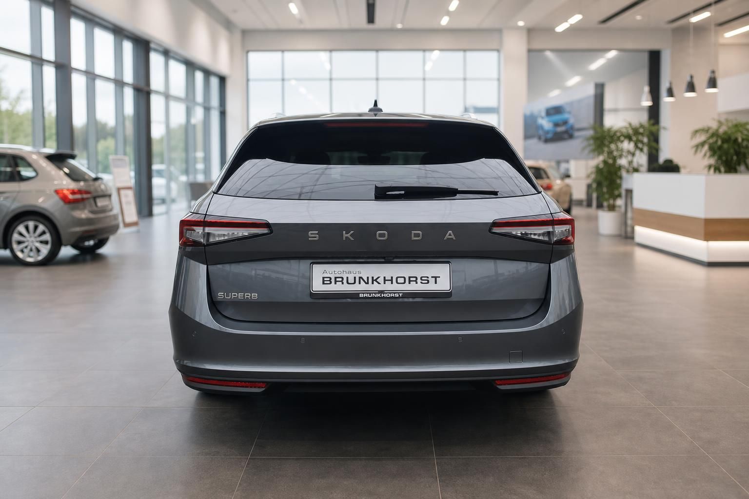 Skoda Superb grau Heckansicht im Autohaus Brunkhorst Showroom