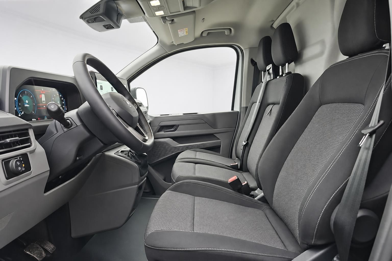 VW Transporter Innenraum, Cockpit und Vordersitze im Detail