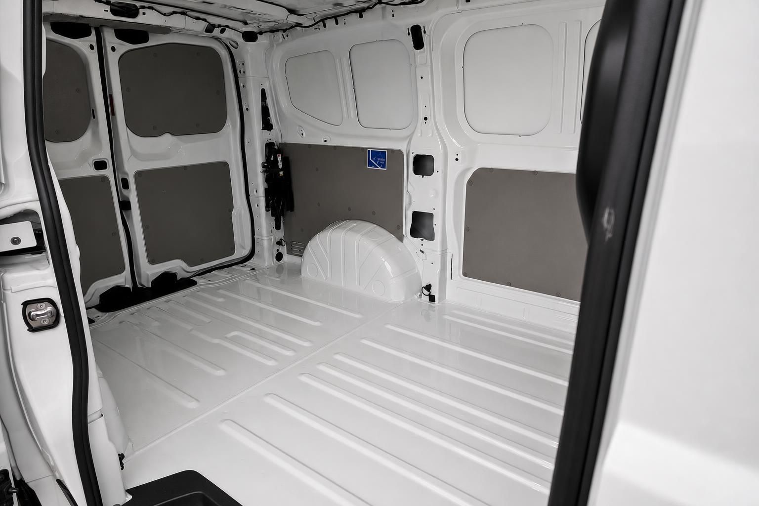 Leerer Laderaum eines weissen Transporters mit Radkasten und Wandverkleidung