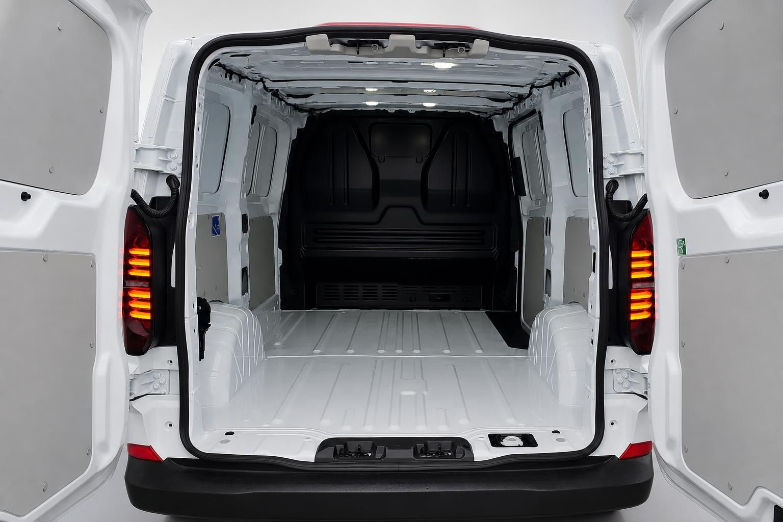 Blick in leeren Laderaum eines Transporters durch geoeffnete Hecktueren