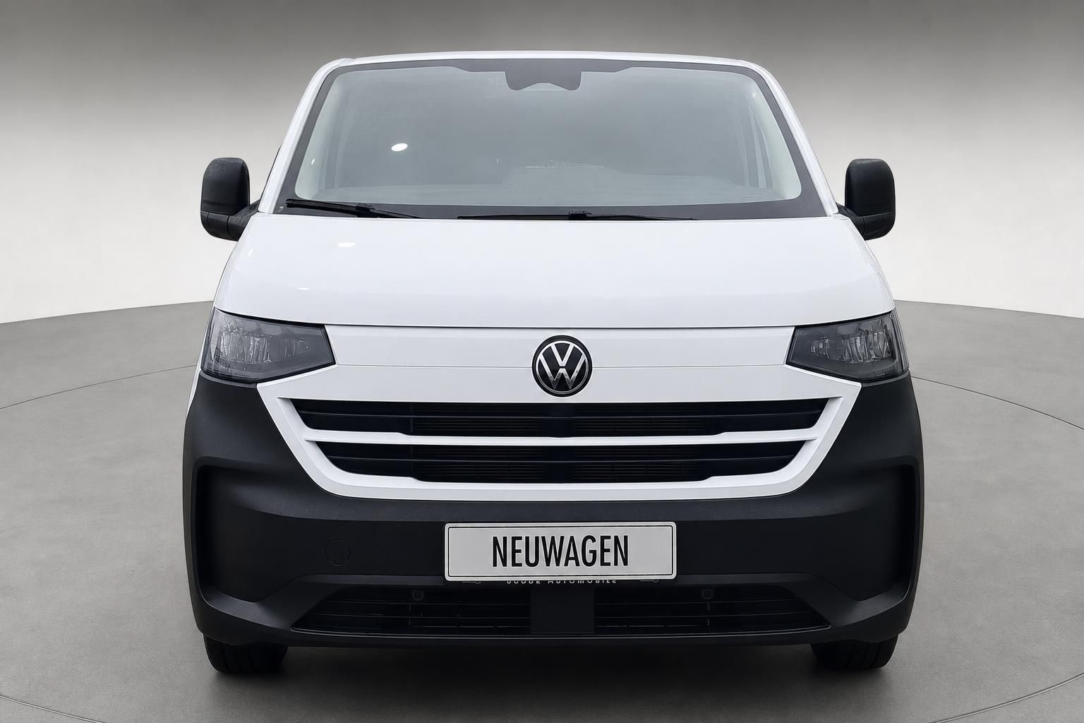 VW Transporter Kastenwagen weiß, Frontansicht mit VW-Logo im Studio
