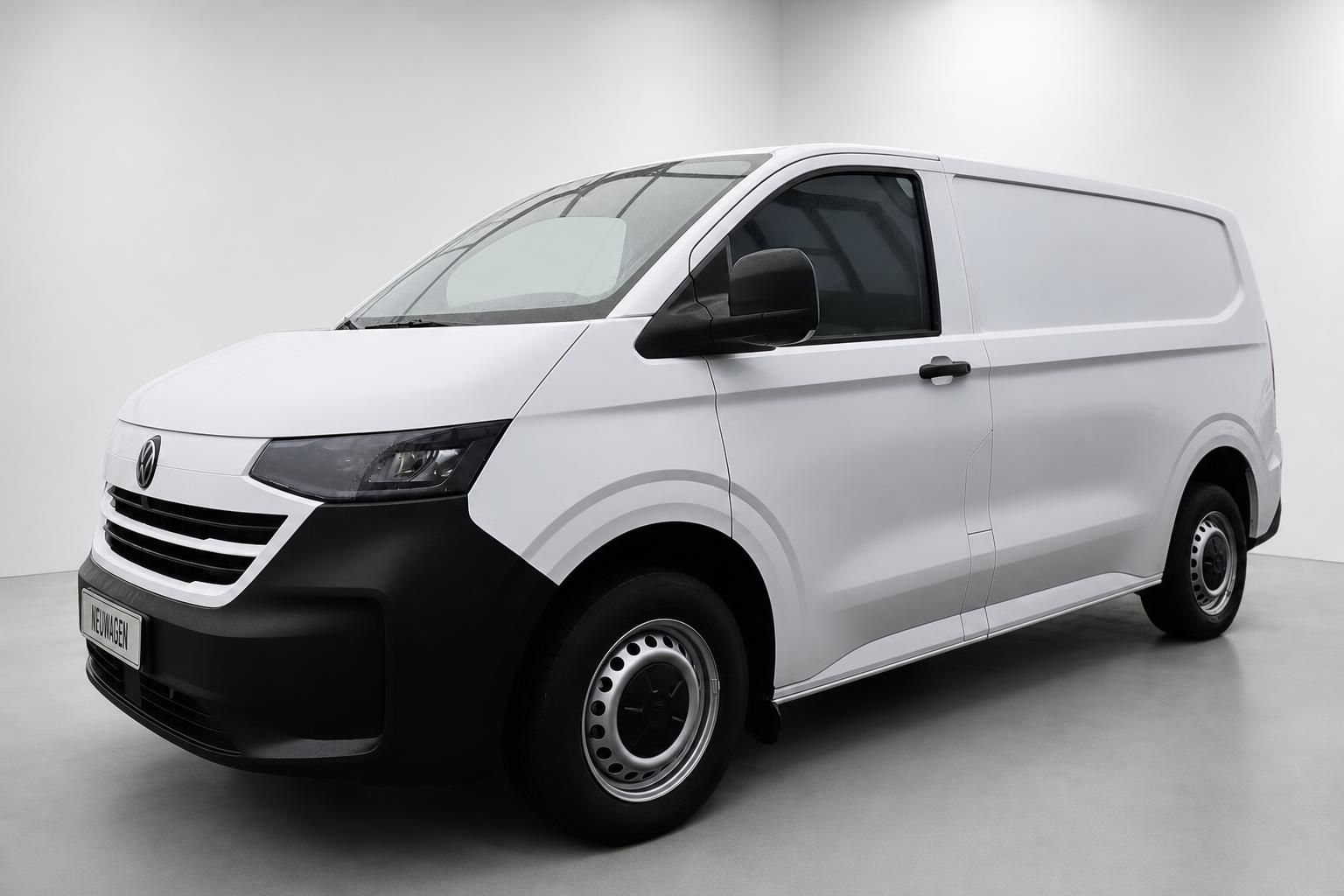 VW Transporter Kastenwagen weiß, Vorderansicht schräg im Studio