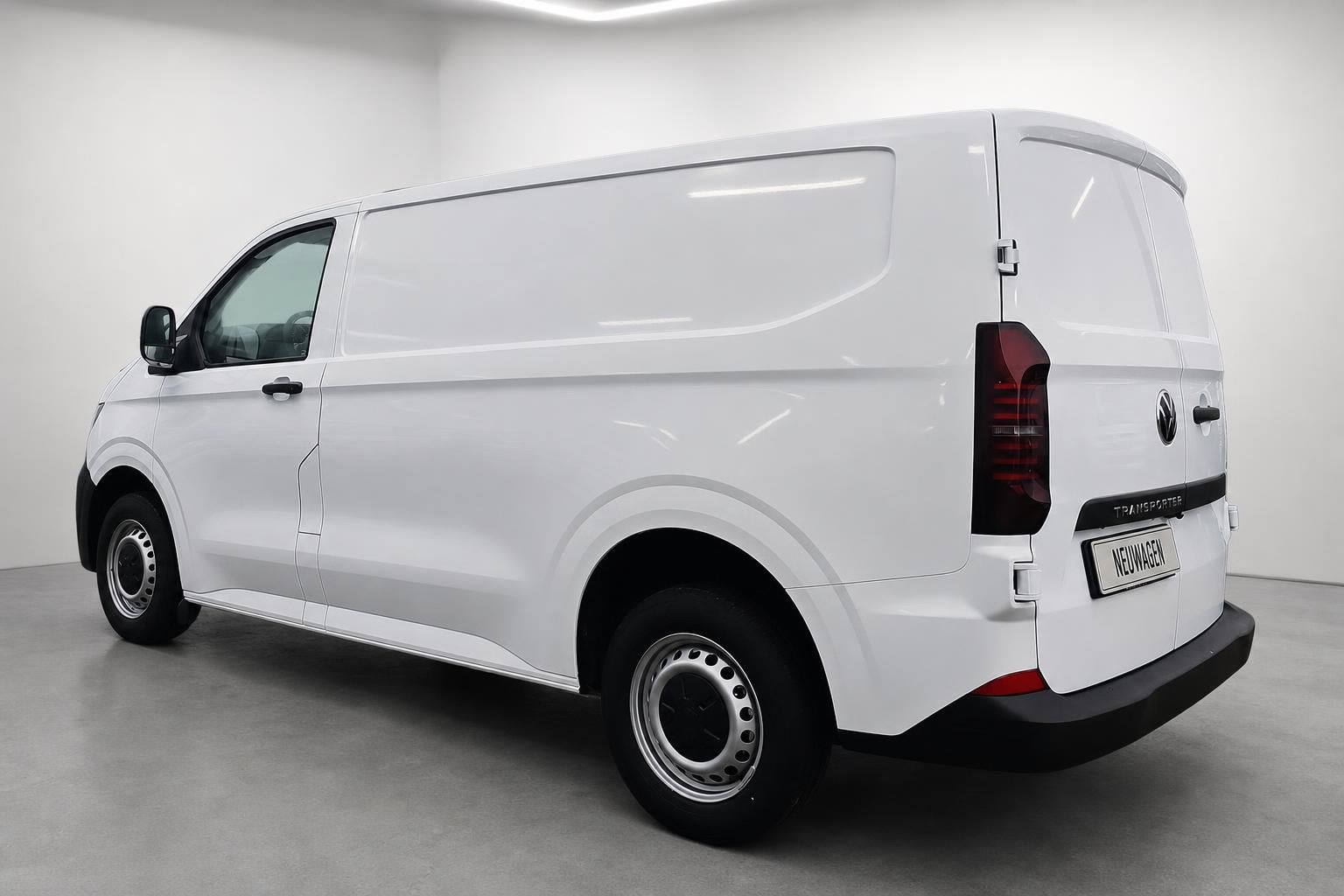 VW Transporter Kastenwagen weiß, Heckansicht schräg im Studio