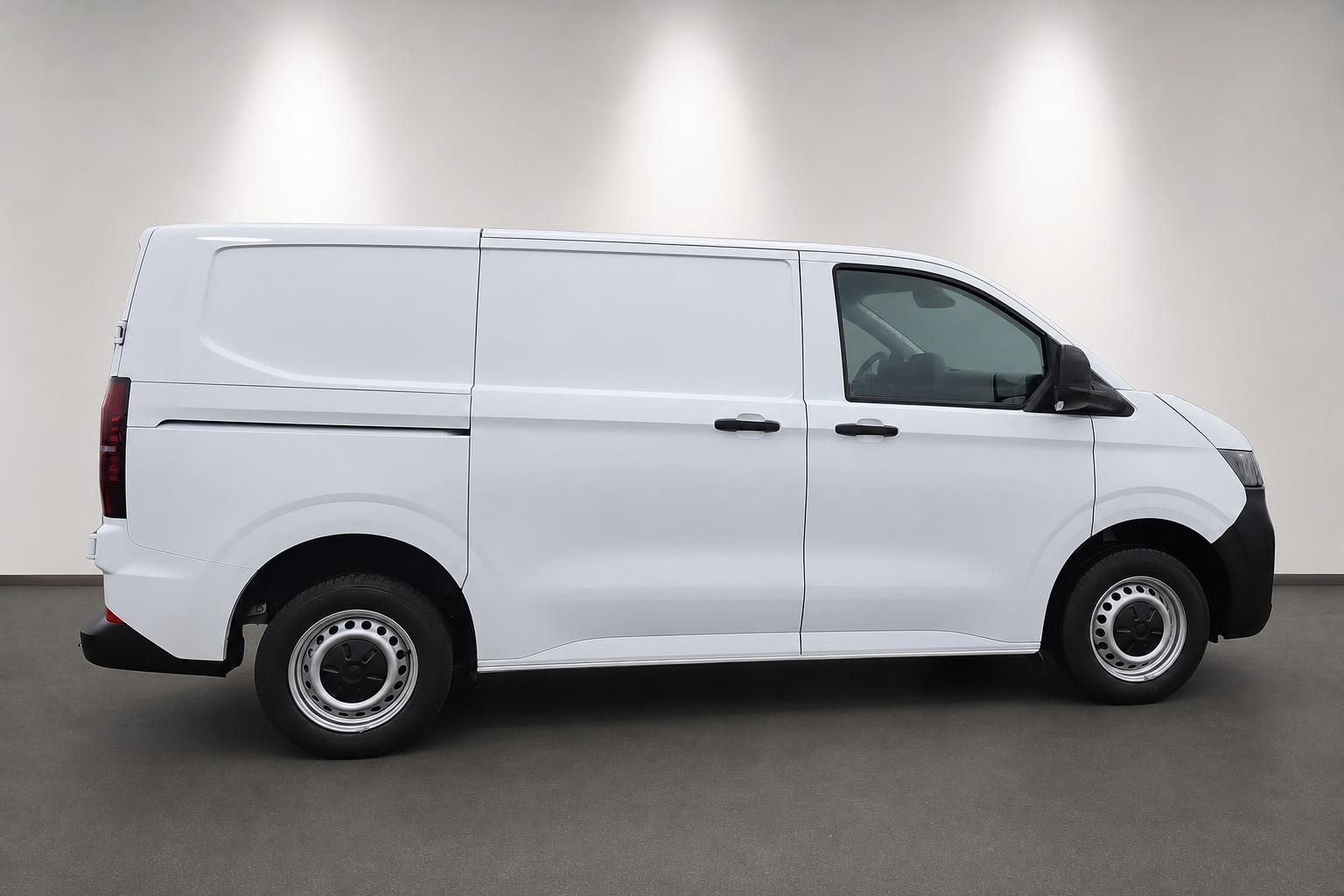 VW Transporter Kastenwagen weiß, seitliche Profilansicht im Studio