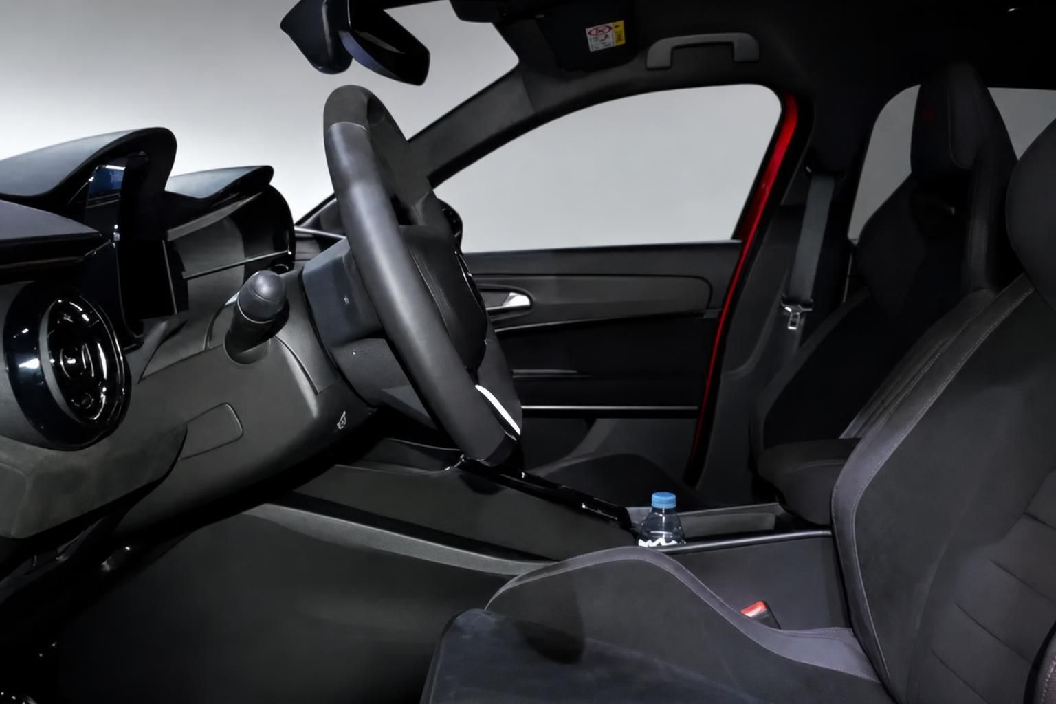 Alfa Romeo Junior Innenraum mit Cockpit und Sportsitzen in Schwarz