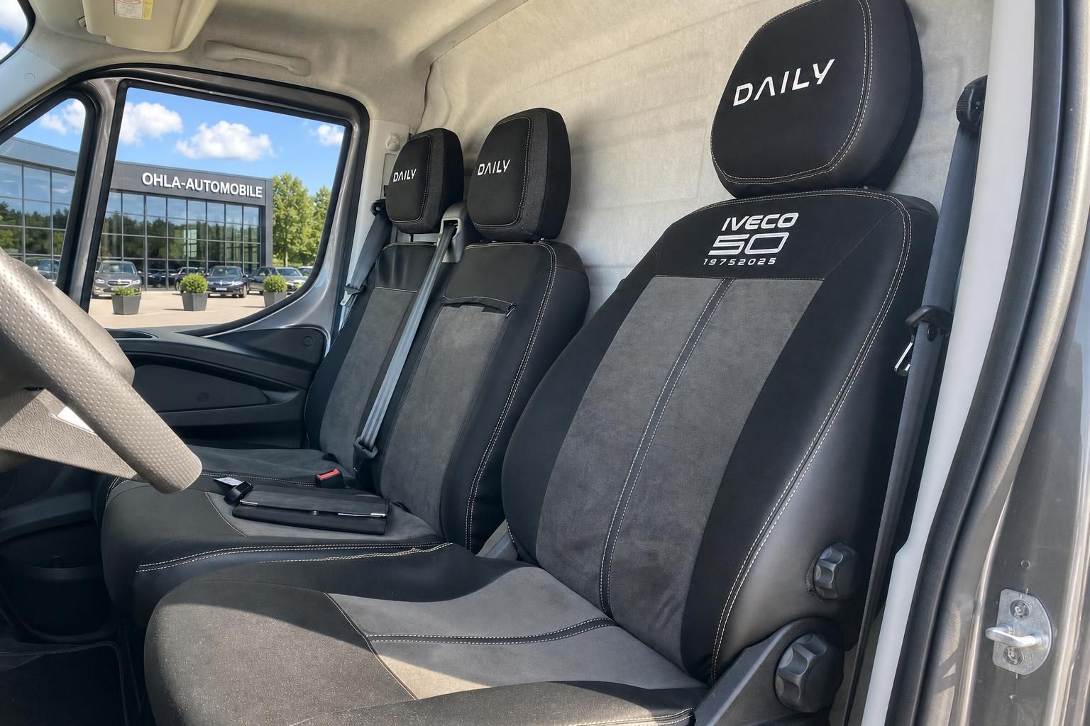 IVECO Daily Innenraum mit Sitzen und Kopfstuetzen, Ansicht durch offene Tuer