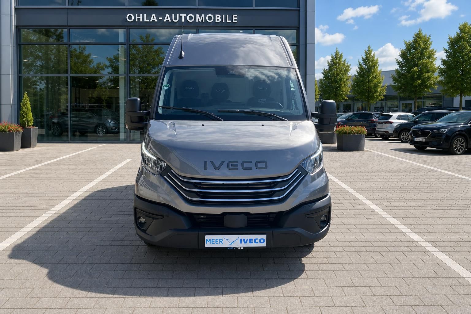 IVECO Daily Frontansicht Transporter vor Autohausgebäude
