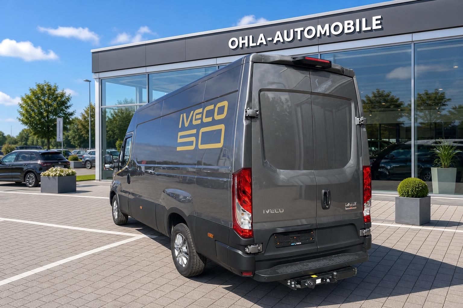 IVECO Daily 50 Transporter Heckansicht vor Autohaus Ohla-Automobile