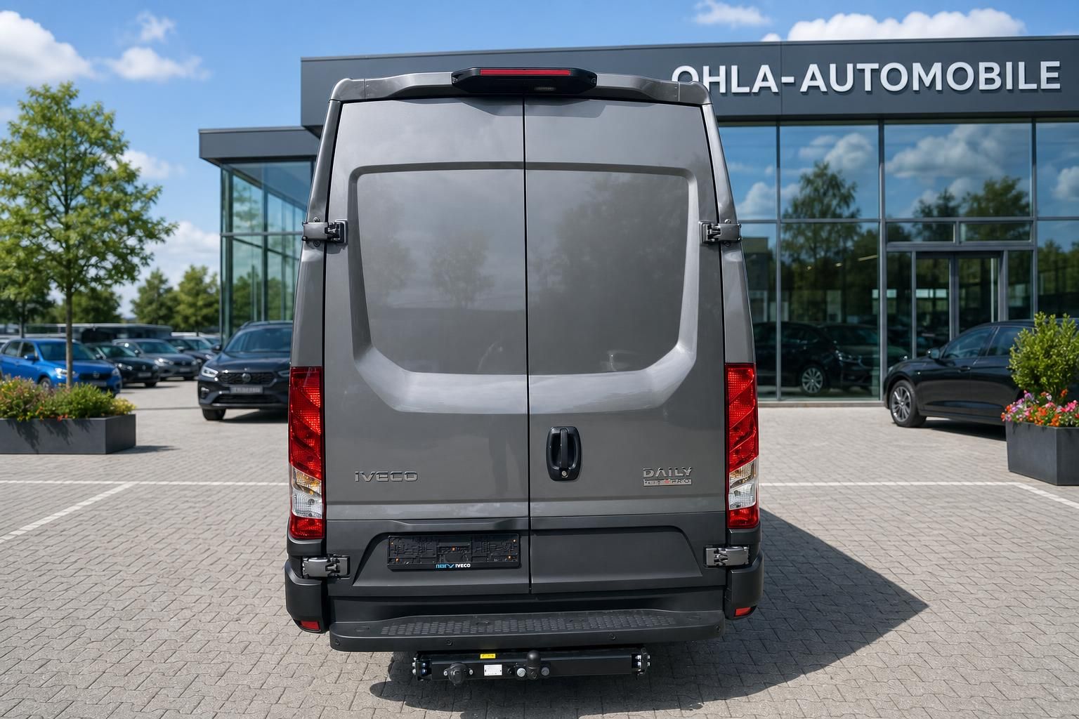 IVECO Daily Transporter Heckansicht mit Anhängerkupplung