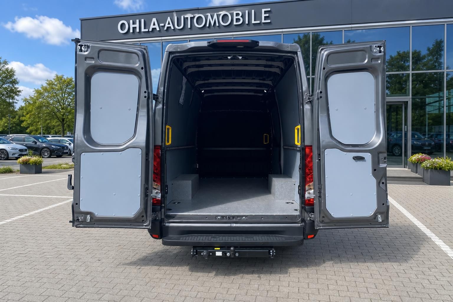 Iveco Daily Transporter mit geoeffneten Hecktueren, Laderaum leer