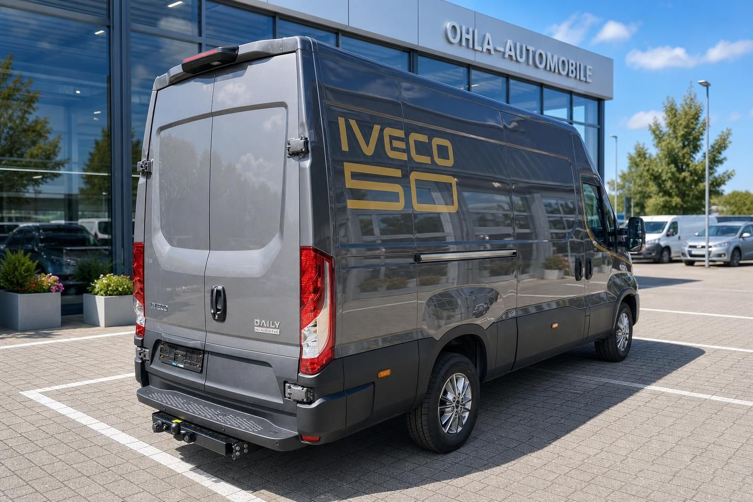 Iveco Daily 50 Kastenwagen grau, Heckansicht schraeg von hinten