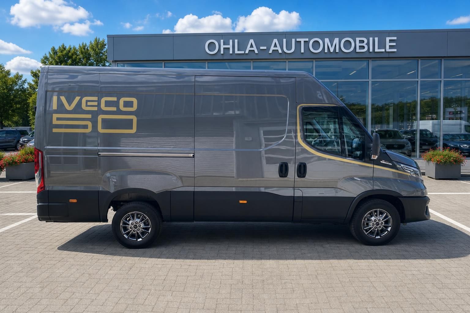 Iveco Daily 50 Kastenwagen grau, Seitenansicht bei Ohla-Automobile