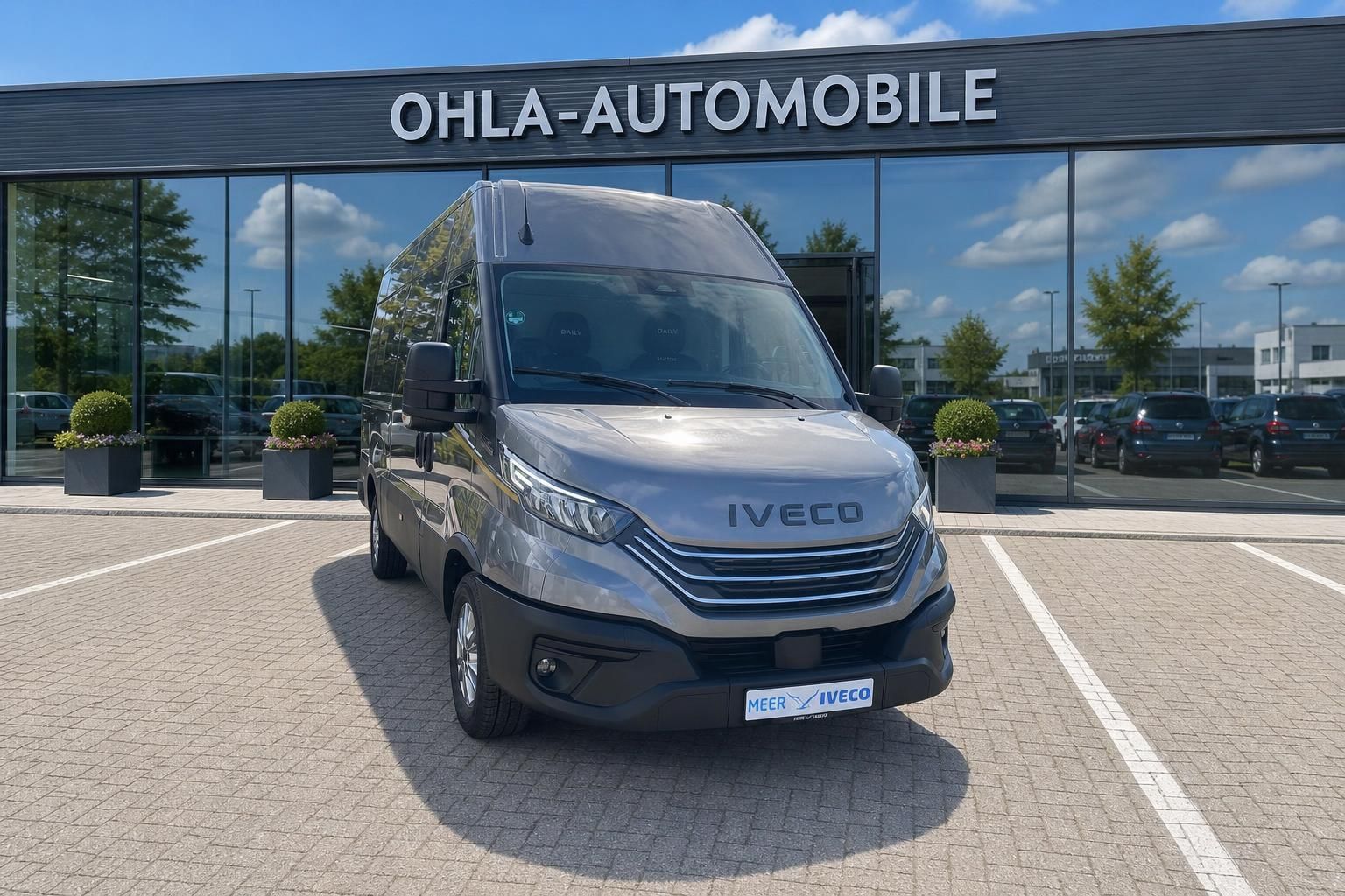 Iveco Daily Transporter grau, Frontansicht vor Autohaus