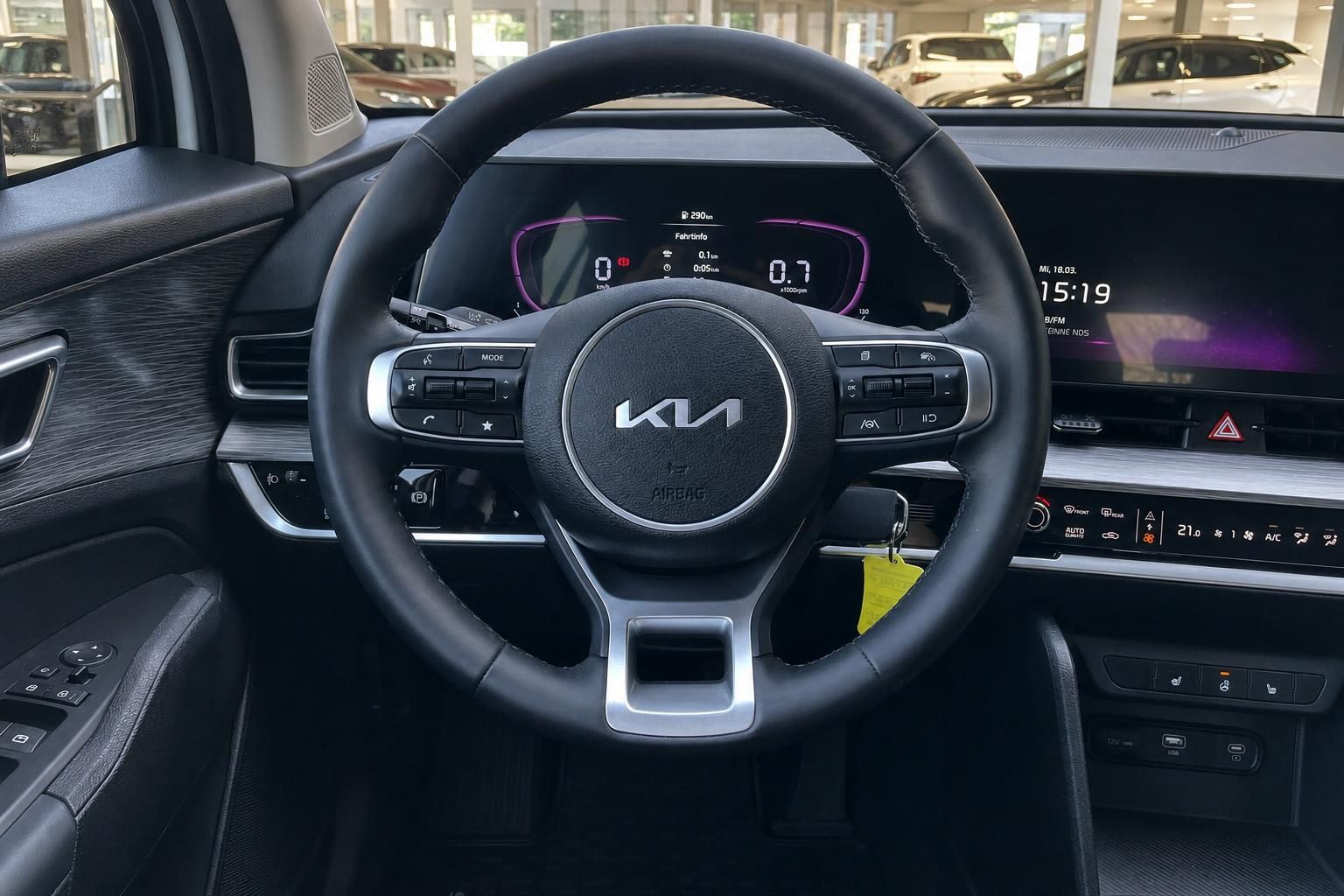 Kia Lenkrad mit Multifunktionstasten und digitalem Cockpit