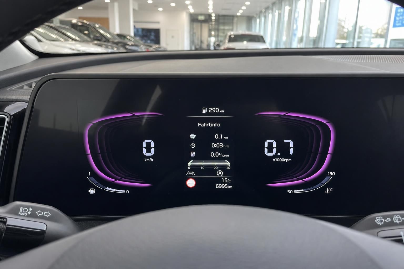 Digitales Kia Kombiinstrument mit Tachoanzeige und Fahrdaten