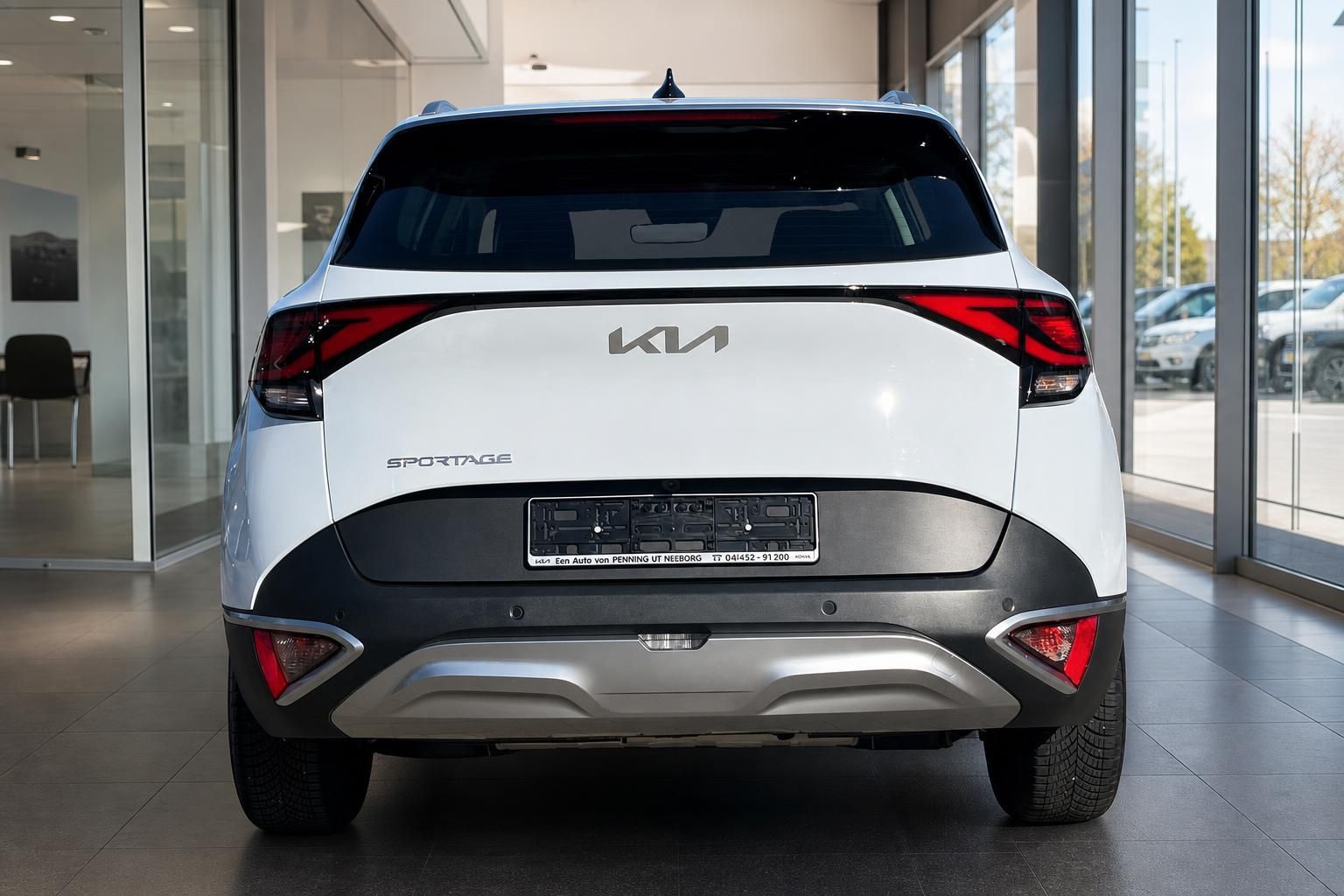 Kia Sportage weiß Heckansicht mit Kennzeichenhalter im Showroom
